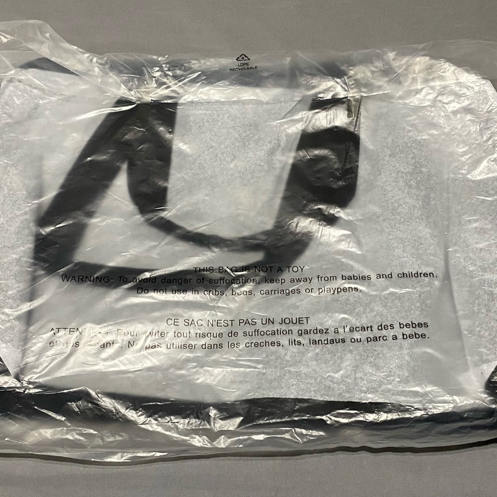NWT VS Black Bag Still in original plastic. 19”13”
Shoulder Bag Never opened 😍😍 - Picture 5 of 9